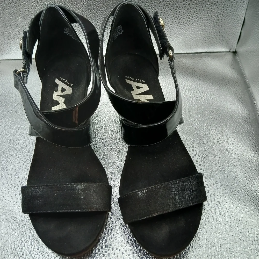 Anne Klein Black Strappy Wedged Sandal Womans Size 5